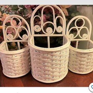 Pretty Shabby Vintage Wicker Plant Holder